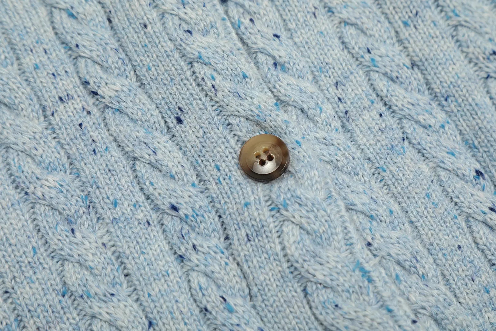 🅿️230 "Top quality" Style number: DS018# [Ralph Lauren wool blend pony embroidered logo twist knitted cardigan] ✅Ralph Lauren gradient multi-color dot versatile knitted cardigan jacket for all seasons ✅15% Merino cotton wool 85% wool blend Customized laser buttons Clean and clear texture ✅ZP quality 1:1 pattern making Scan the code to enter the GF website Counter quality ✅Details and quality are the only one in Guangzhou. Imported quality wool. Focus on high-end. Cost-effective. Needless to say good quality. ✅Restore the original version. The maximum size can be worn up to 150 pounds. Loose, comfortable and stress-free. ✅The upper body is simple and easy to wear. A must-have for goddess ootd. Good-looking clothes are never picky. A must-have in the goddess's wardrobe. Size: S-L. Color: Navy blue, light blue, off-white, leather pink, Christmas red.